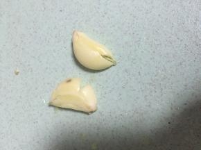 将大蒜剥好，压碎，切丁