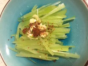 加入少量辣椒粉、蒜在菜的顶部