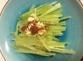 加入少量辣椒粉、蒜在菜的顶部