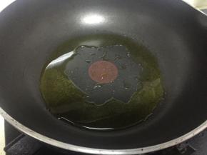 锅里倒入橄榄油，加热，倒入蒜和辣椒粉中