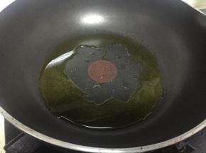 锅里倒入橄榄油，加热，倒入蒜和辣椒粉中
