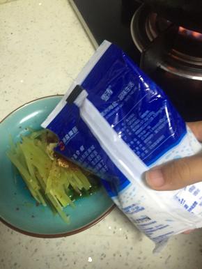 加入各种调味料、鲜酱油、醋、盐、糖