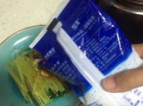 加入各种调味料、鲜酱油、醋、盐、糖