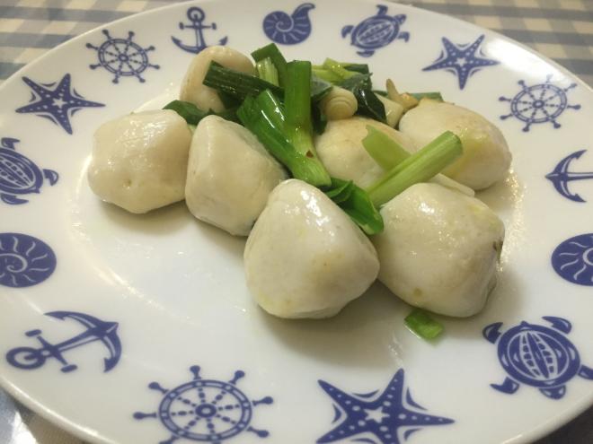 蒜苗炒白鱼丸
