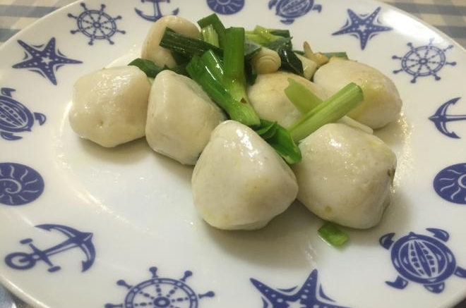 蒜苗炒白鱼丸