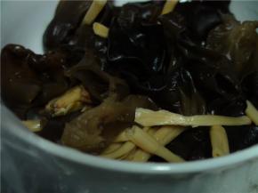 将花菜木耳泡发、洗净、切段