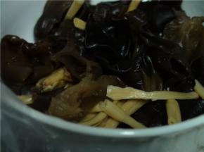 将花菜木耳泡发、洗净、切段