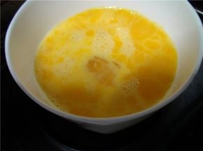 鸡蛋打散，炒出