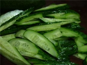 黄瓜洗净，切片