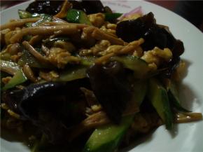 将葱入锅加油，炒香，加入花菜木耳和料酒，翻炒至熟。后将鸡蛋黄瓜入锅，加盐和醋，翻炒出香，关火出锅。