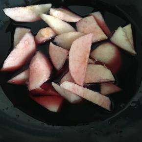 .锅中加入梨和近乎盖过梨子的红酒，