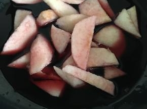 .锅中加入梨和近乎盖过梨子的红酒，