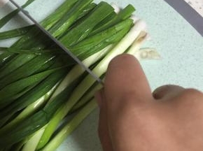 准备蒜苗，洗干净，切段