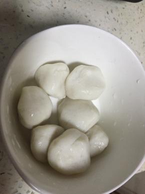 将购买好的鱼丸洗干净，备用