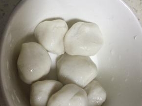 将购买好的鱼丸洗干净，备用