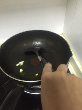 锅里倒入橄榄油，加热，加入葱姜蒜爆香