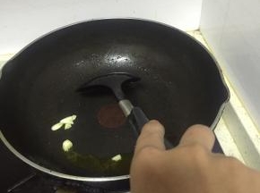 锅里倒入橄榄油，加热，加入葱姜蒜爆香