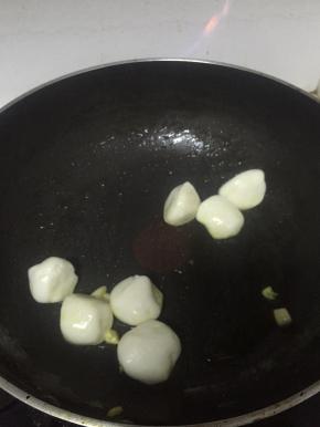 倒入白鱼丸，翻炒1-2分钟，再加入少量盐