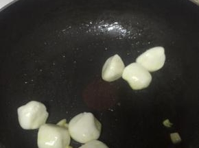 倒入白鱼丸，翻炒1-2分钟，再加入少量盐