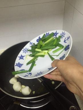 倒入蒜苗,翻炒2-3分钟