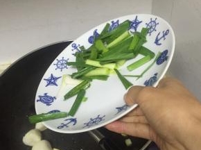 倒入蒜苗,翻炒2-3分钟