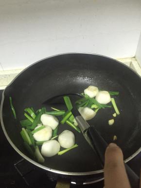 加入少量盐，料酒，翻炒均匀