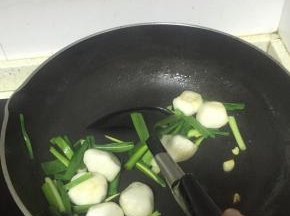 加入少量盐，料酒，翻炒均匀