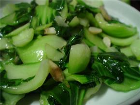 放入油菜，翻炒，加入盐、料酒，再大火烹一下，关火出锅。