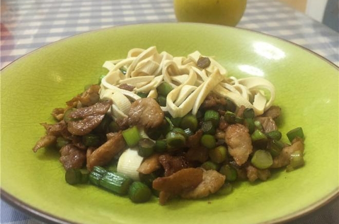 蒜台肉盖豆皮
