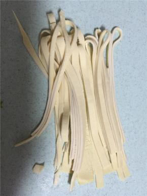 准备豆皮，洗干净，切条