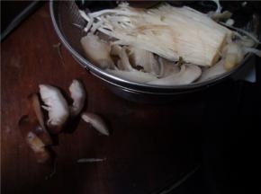 将菌类洗干净，焯水煮成熟