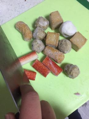 准备三鲜配菜，洗干净，蟹棒可以适当的切小