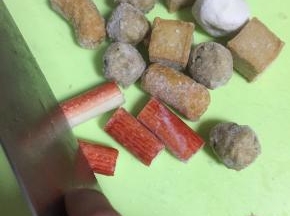 准备三鲜配菜，洗干净，蟹棒可以适当的切小
