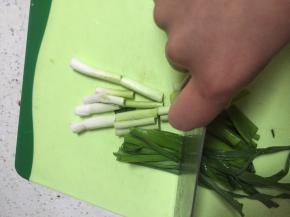 准备蒜苗，理干净，洗好，切段