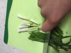 准备蒜苗，理干净，洗好，切段