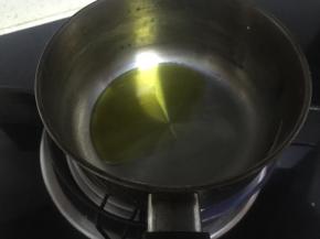 小锅里倒入橄榄油，加热