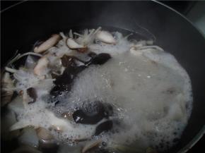 将豆瓣酱、红灯笼酱、麻椒、入锅加油，炒香