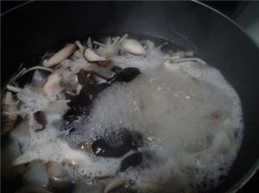 将豆瓣酱、红灯笼酱、麻椒、入锅加油，炒香