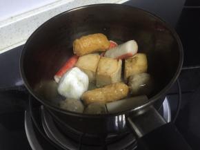 倒入三鲜配菜，翻炒，3-5分钟