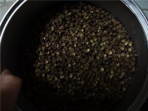 加水煮开，加入料酒、酱油，葱段，大火煮香