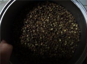 加水煮开，加入料酒、酱油，葱段，大火煮香