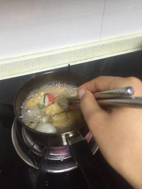 加入水，煮沸3-5分钟