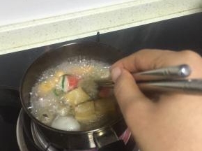 加入水，煮沸3-5分钟