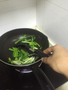 大锅加入橄榄油，烧热，倒入蒜苗，翻炒2-3分钟