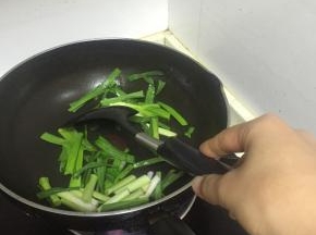 大锅加入橄榄油，烧热，倒入蒜苗，翻炒2-3分钟