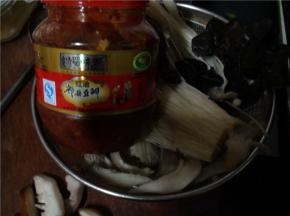 将丸子类、魔芋、青菜，入锅。