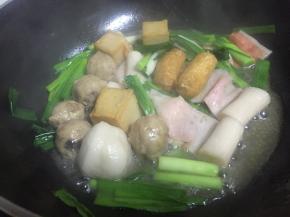 把三鲜配料连汤一起倒入，再依次加入少许料酒、少量糖和少许盐，翻炒3-5分钟