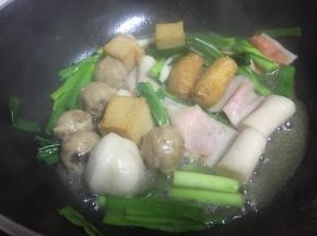 把三鲜配料连汤一起倒入，再依次加入少许料酒、少量糖和少许盐，翻炒3-5分钟