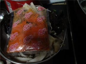 煮熟，再焖一下，关火出锅。