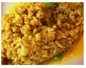 将彩豆入锅加油、加咖喱块炒香，加米饭，炒到米饭成颗状，关火。